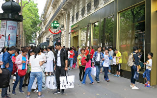 巴黎大區在2017年上半年，中國遊客增加29.8％，圖為巴黎百貨商店前的中國遊客。（關宇寧／大紀元）